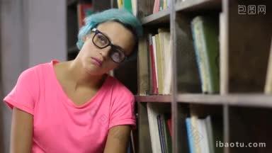 肖像华丽沮丧的大学女学生在时髦的眼镜坐在书架附近，在图书馆看着<strong>抑郁</strong>的潮女孩